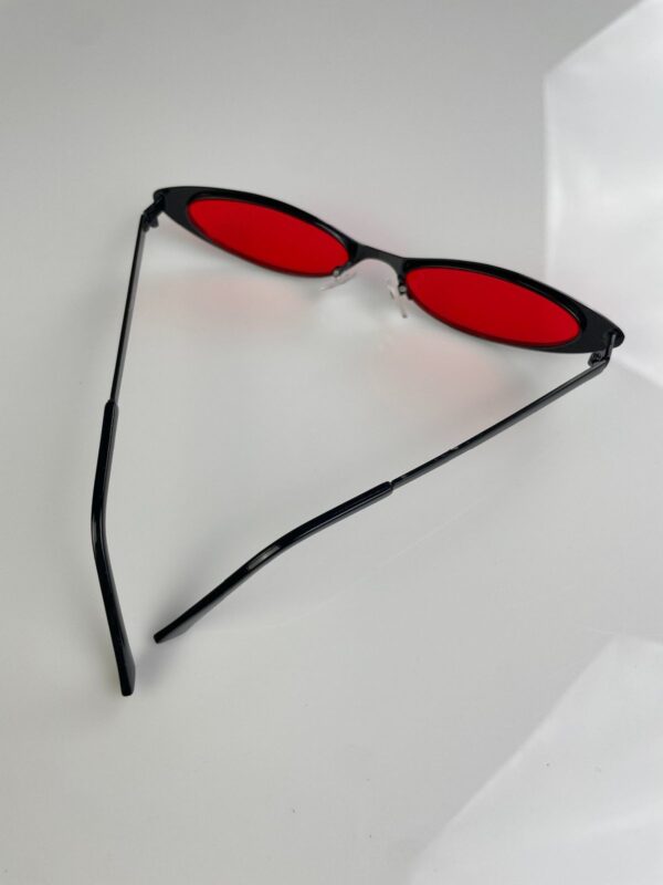 BLACK METAL FRAME CAT EYE SUNGLASSES, RED LENSE
