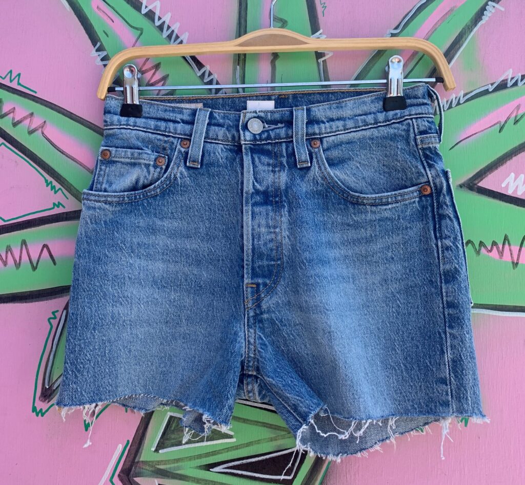 CLASSIC WASH LEVIS 501 SUPER HIGH WAIST DENIM CUTOFF SHORTS