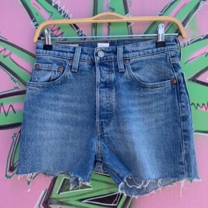 Photo detail:CLASSIC WASH LEVIS 501 SUPER HIGH WAIST DENIM CUTOFF SHORTS