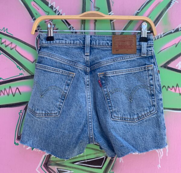 CLASSIC WASH LEVIS 501 SUPER HIGH WAIST DENIM CUTOFF SHORTS