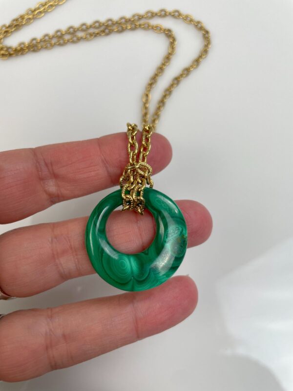 POLISHED MALACHITE STONE PENDANT, TEXTURED GOLD PLATED CHAIN