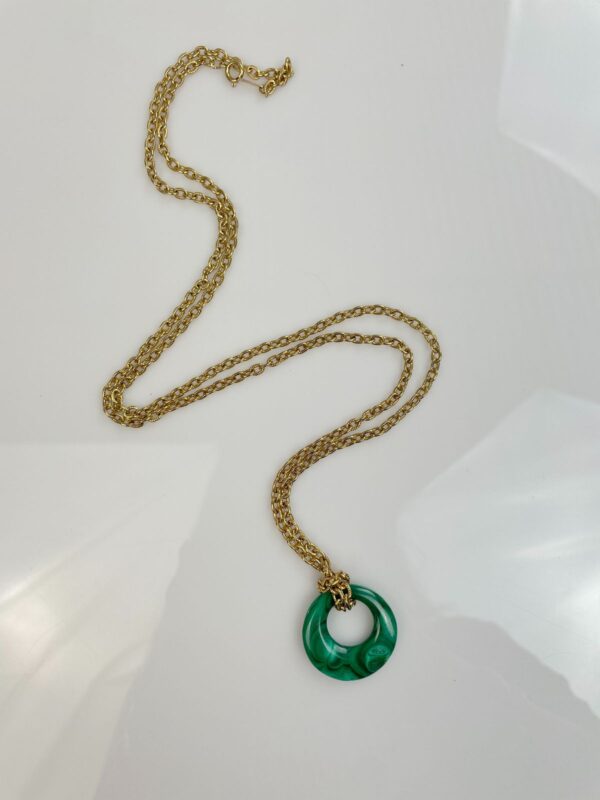 POLISHED MALACHITE STONE PENDANT, TEXTURED GOLD PLATED CHAIN