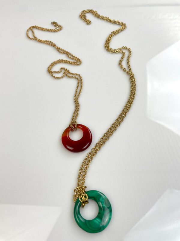 POLISHED MALACHITE STONE PENDANT, TEXTURED GOLD PLATED CHAIN