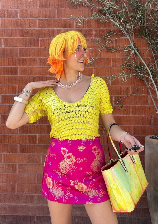 WOW! 1960S MADE IN ITALY! YELLOW KNIT ACRYLIC DANGLE PAILLETTE TOP