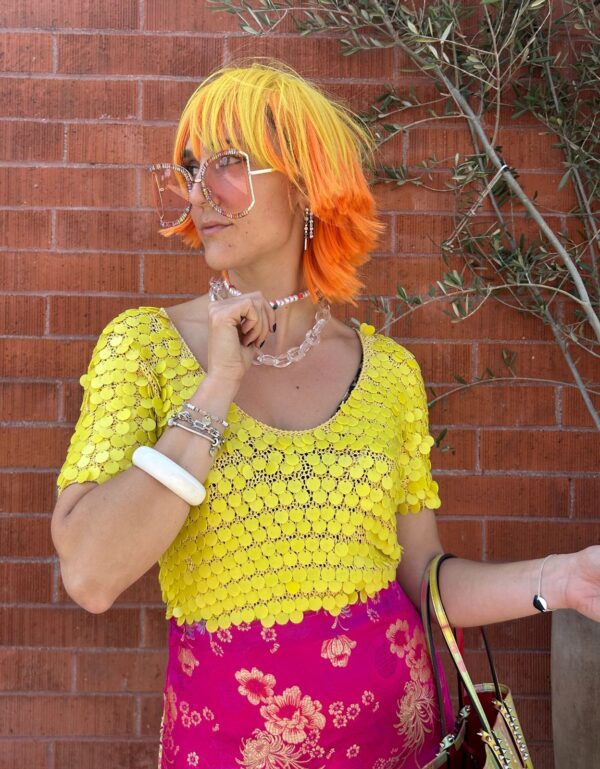 WOW! 1960S MADE IN ITALY! YELLOW KNIT ACRYLIC DANGLE PAILLETTE TOP