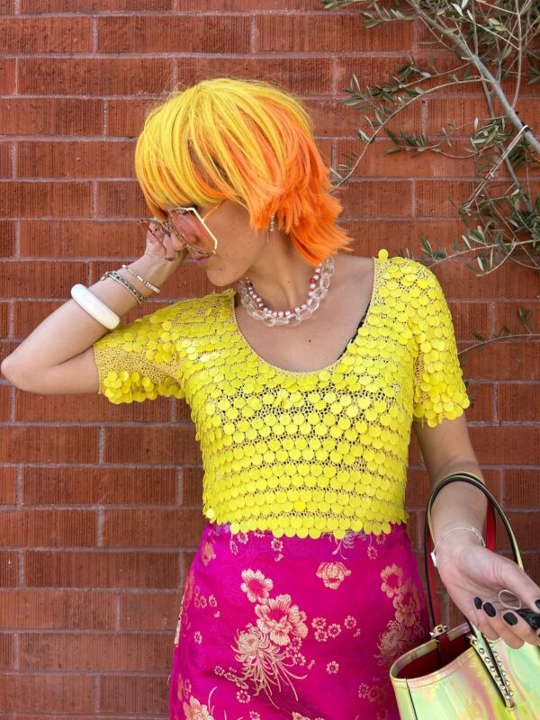 WOW! 1960S MADE IN ITALY! YELLOW KNIT ACRYLIC DANGLE PAILLETTE TOP