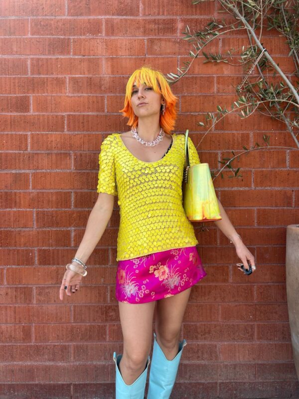 WOW! 1960S MADE IN ITALY! YELLOW KNIT ACRYLIC DANGLE PAILLETTE TOP
