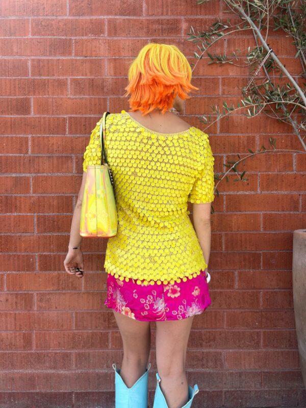 WOW! 1960S MADE IN ITALY! YELLOW KNIT ACRYLIC DANGLE PAILLETTE TOP