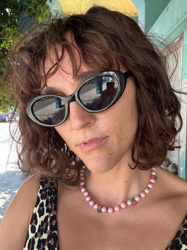 CLASSIC POLISHED FRAME BLACK CAT EYE FRAME SUNGLASSES
