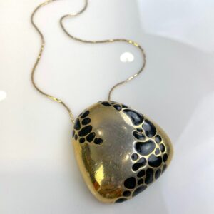 Photo detail:*SIGNED* *AS-IS* 1970S ENAMELED PENDANT NECKLACE ON THIN SNAKE CHAIN, UNIQUE DOUBLE CLOSURE