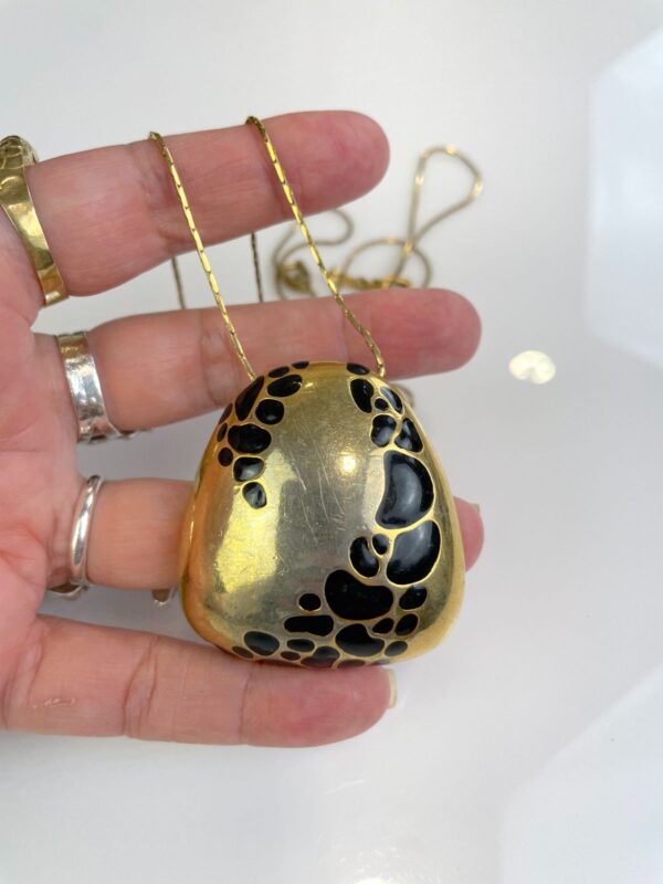 *SIGNED* *AS-IS* 1970S ENAMELED PENDANT NECKLACE ON THIN SNAKE CHAIN, UNIQUE DOUBLE CLOSURE