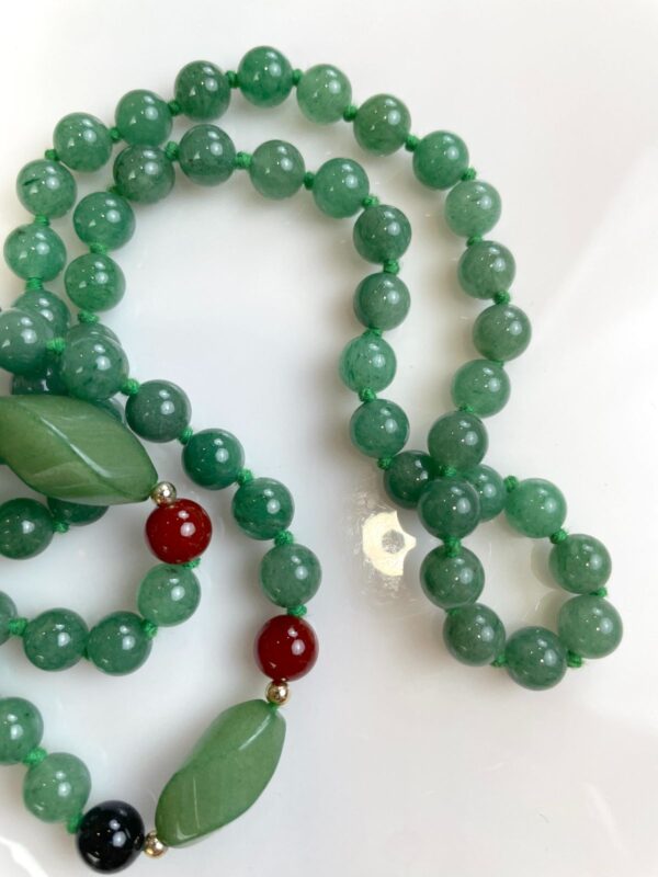 TUMBLED JADE BEADED NECKLACE CARVED ELEPHANT PENDANT
