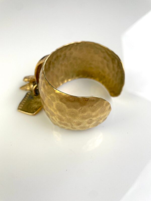 1980S HAMMERED VERMEIL CUFF BRACELET DECORATIVE HANGING SHELL CHARMS