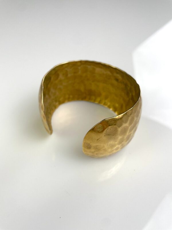 1980S HAMMERED VERMEIL CUFF BRACELET DECORATIVE HANGING SHELL CHARMS