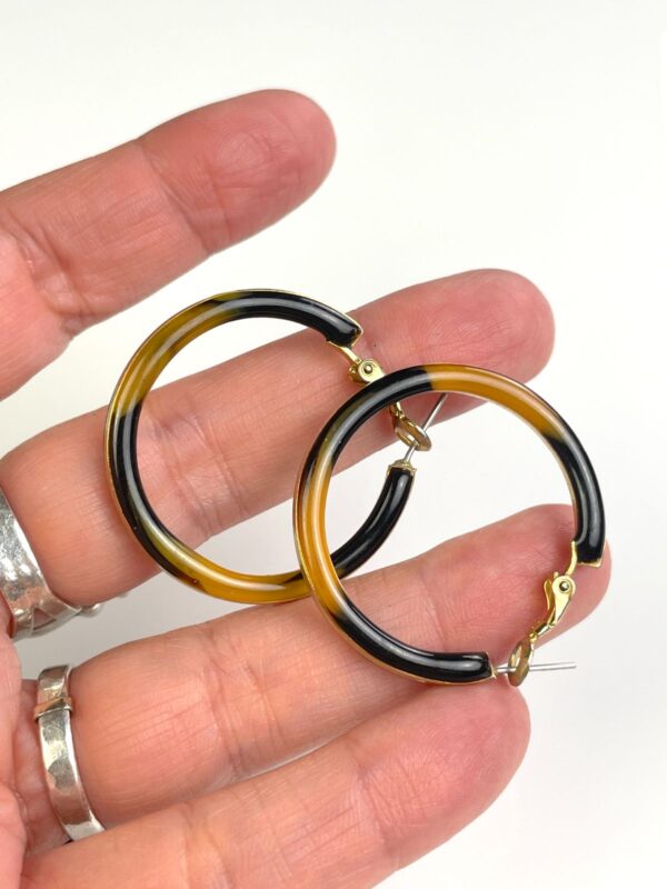 CUTE TORTOISE HOOP EARRINGS GOLD OUTER STRIPE