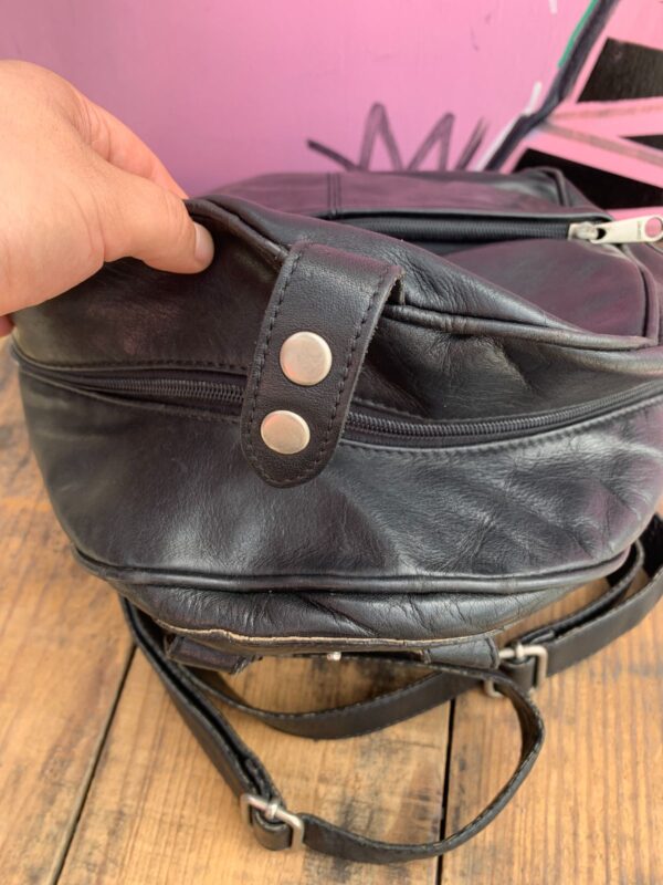 SUPER CUTE! 1990S POLISHED LEATHER ESPRIT BACKPACK TOP SNAP CLOSURE