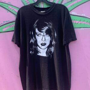 Photo detail:TAYLOR SWIFT WORSHIPS THE DEVIL FUNNY GRAPHIC T SHIRT - MARK OF THE BEAST, INVERTED CROSS