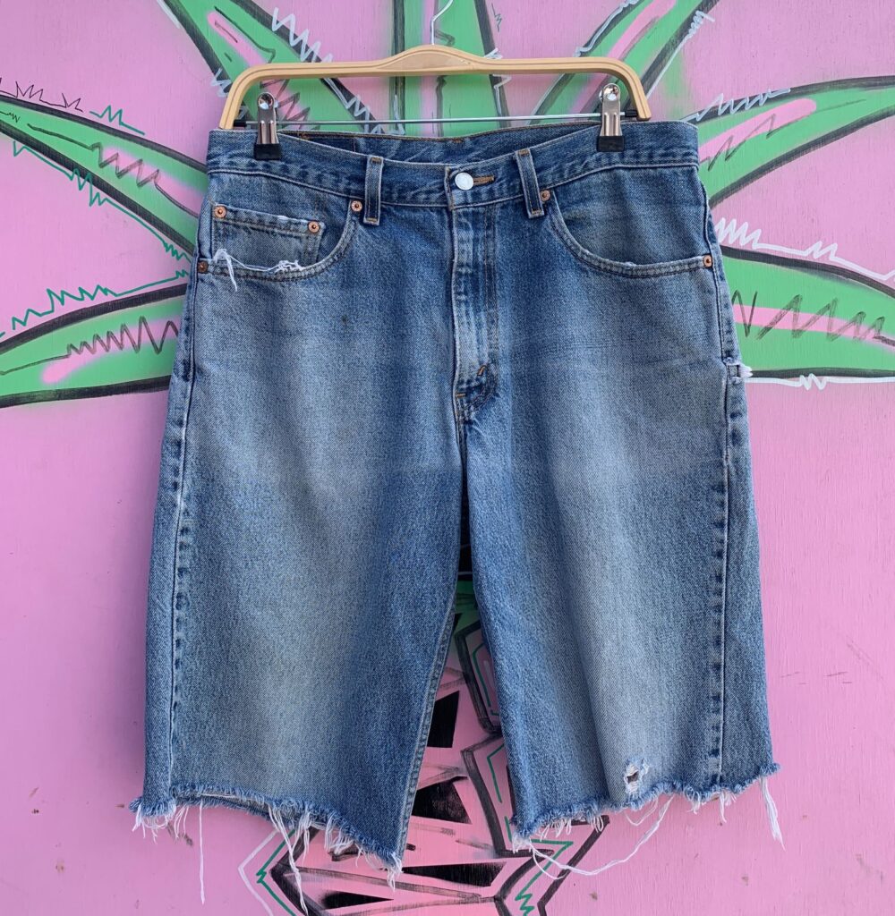 LEVIS 550 DISTRESSED DENIM CUT-OFF JORTS SHORTS FRAYED HEM