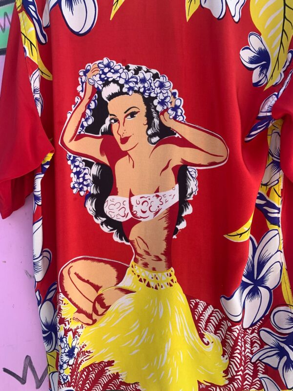 BRIGHT TROPICAL FLORAL & HULA GIRL PRINT SHORT SLEEVE BUTTON UP SILK HAWAIIAN SHIRT