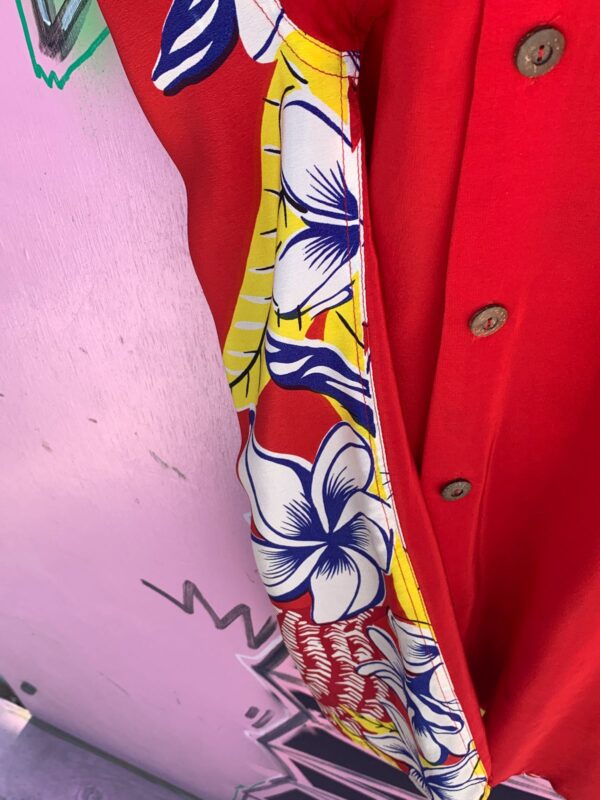 BRIGHT TROPICAL FLORAL & HULA GIRL PRINT SHORT SLEEVE BUTTON UP SILK HAWAIIAN SHIRT