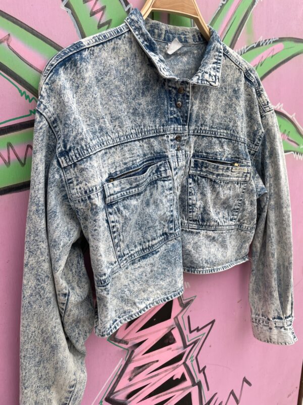 *AS-IS* 1980S CROPPED ACID WASH LIGHT WEIGHT DENIM JACKET, ZIPPER DETAILS