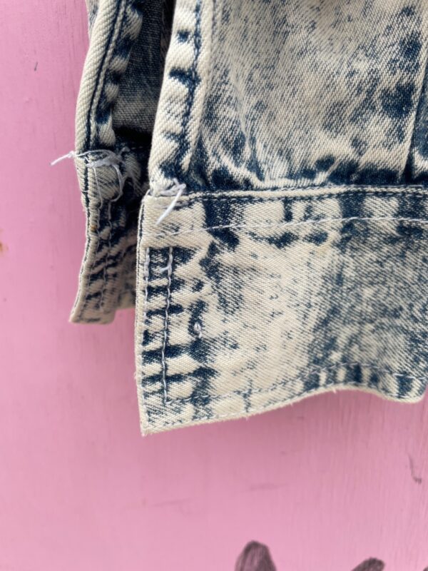*AS-IS* 1980S CROPPED ACID WASH LIGHT WEIGHT DENIM JACKET, ZIPPER DETAILS