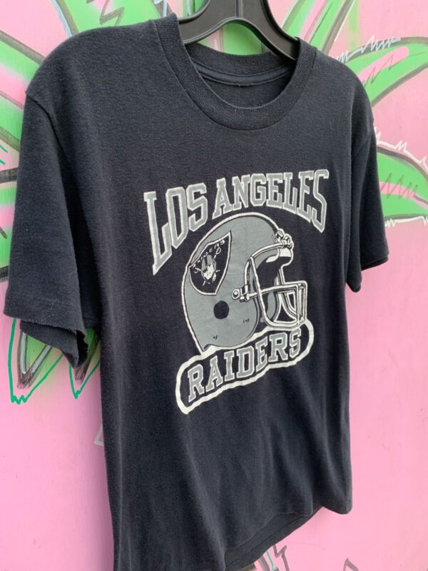 RETRO NFL LOS ANGELES RAIDERS HELMET GRAPHIC SINGLE STITCH T-SHIRT