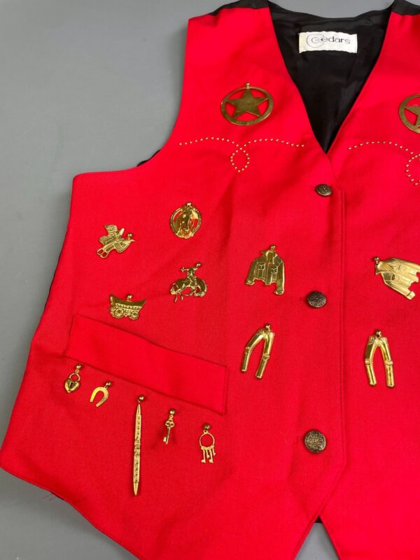 SO ADORABLE! 1980S-90S RED VEST FULLY EMBELLISHED BRASS WESTERN CHARMS