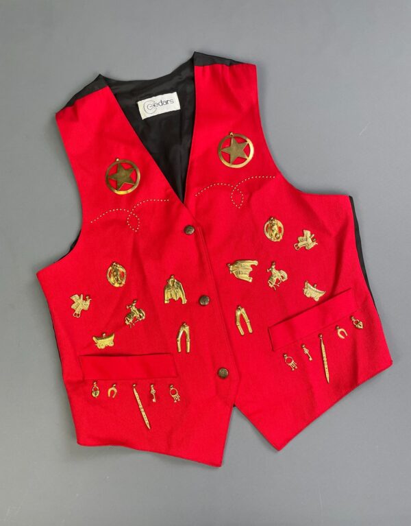 SO ADORABLE! 1980S-90S RED VEST FULLY EMBELLISHED BRASS WESTERN CHARMS