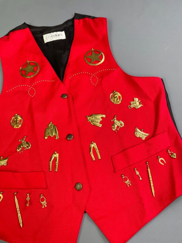 SO ADORABLE! 1980S-90S RED VEST FULLY EMBELLISHED BRASS WESTERN CHARMS