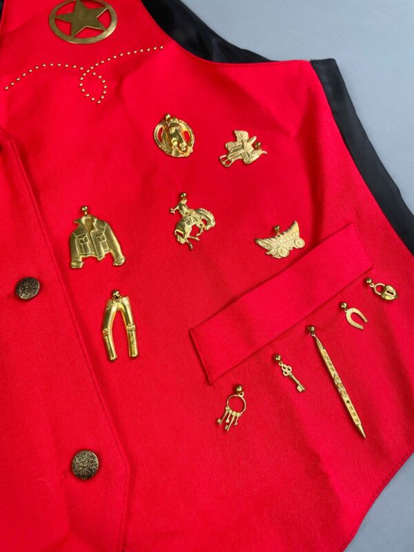 SO ADORABLE! 1980S-90S RED VEST FULLY EMBELLISHED BRASS WESTERN CHARMS