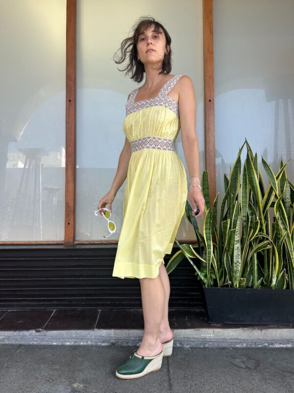 SO SWEET! 1950S CANARY YELLOW COTTON DRESS, EYELET LACE TRIM