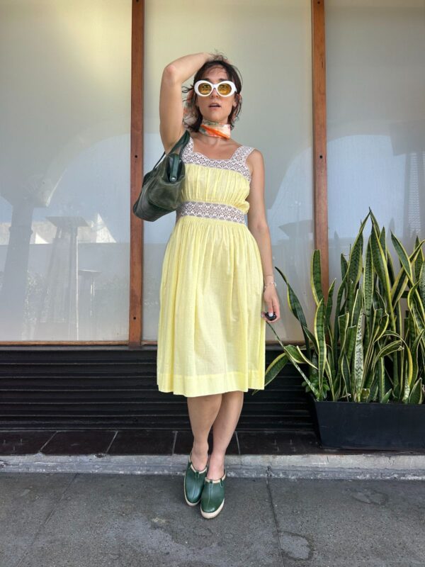SO SWEET! 1950S CANARY YELLOW COTTON DRESS, EYELET LACE TRIM