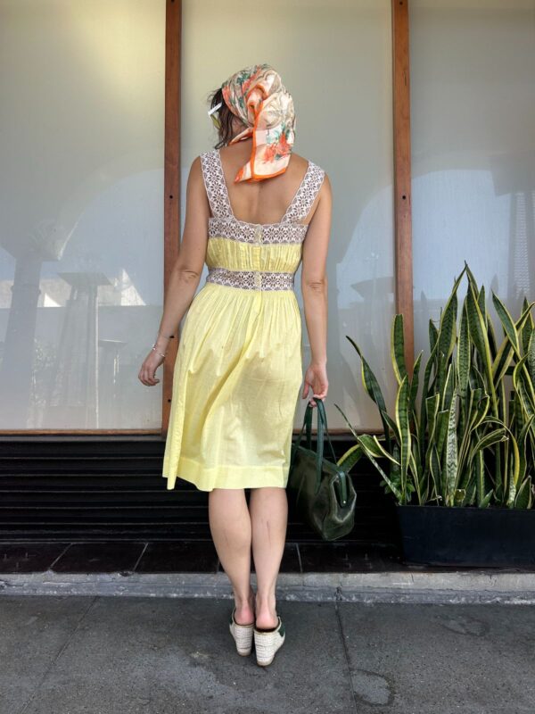 SO SWEET! 1950S CANARY YELLOW COTTON DRESS, EYELET LACE TRIM