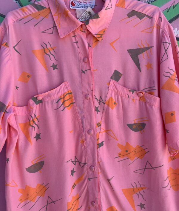 SO COOL! 1980S FUNKY PRINT SHORT SLEEVE BUTTON DOWN RAYON SHIRT, ANGLED POCKETS