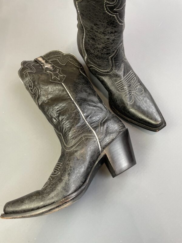 *AS-IS* MADE IN MEXICO! GORGEOUS! SUPER SOFT HIGH STACKED HEEL DECORATIVE GOAT LEATHER SNIP TOE COWBOY BOOTS, SILVER PIPING & INLAY