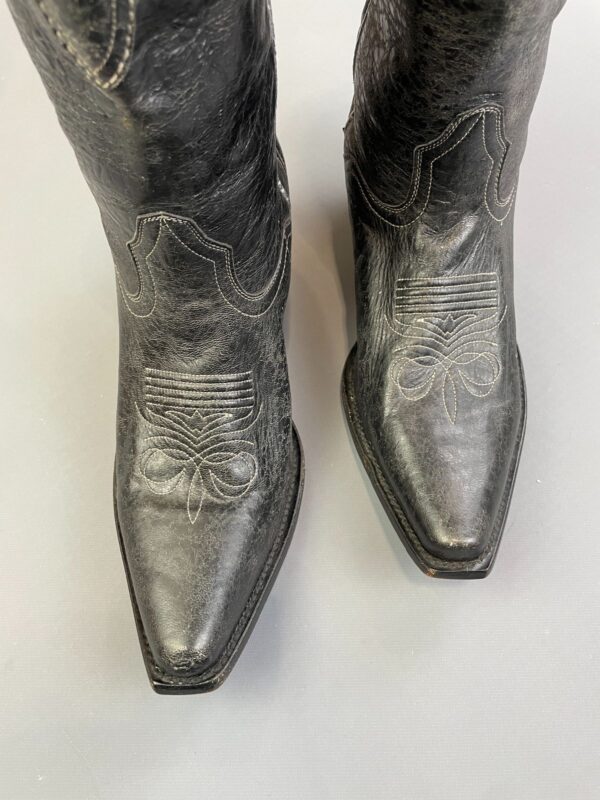 *AS-IS* MADE IN MEXICO! GORGEOUS! SUPER SOFT HIGH STACKED HEEL DECORATIVE GOAT LEATHER SNIP TOE COWBOY BOOTS, SILVER PIPING & INLAY