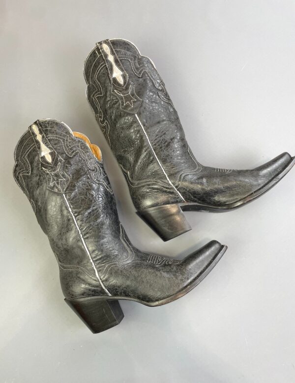 *AS-IS* MADE IN MEXICO! GORGEOUS! SUPER SOFT HIGH STACKED HEEL DECORATIVE GOAT LEATHER SNIP TOE COWBOY BOOTS, SILVER PIPING & INLAY