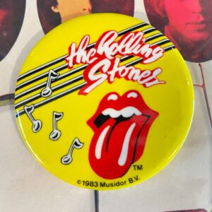 Photo detail:1983 ASSORTED DEADSTOCK ROLLING STONES BUTTON YELLOW