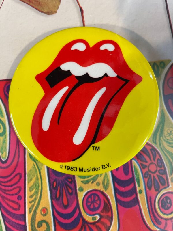 1983 ASSORTED DEADSTOCK ROLLING STONES BUTTON YELLOW
