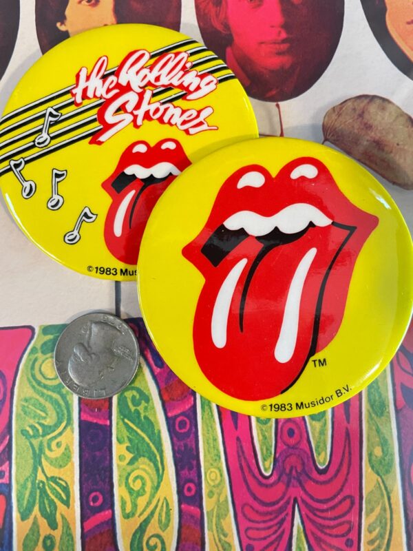 1983 ASSORTED DEADSTOCK ROLLING STONES BUTTON YELLOW
