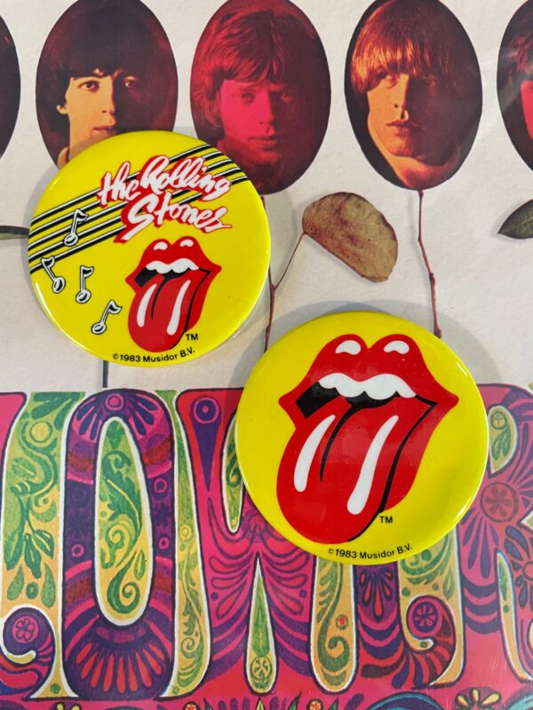 1983 ASSORTED DEADSTOCK ROLLING STONES BUTTON YELLOW