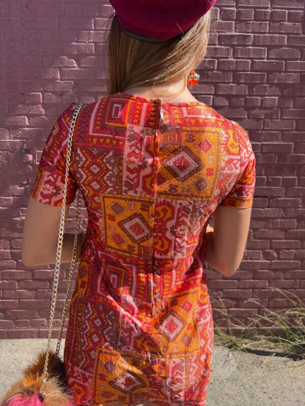 SO FREAKIN CUTE! SLINKY 1960S AZTEC PRINT SHORT SLEEVE MINI DRESS