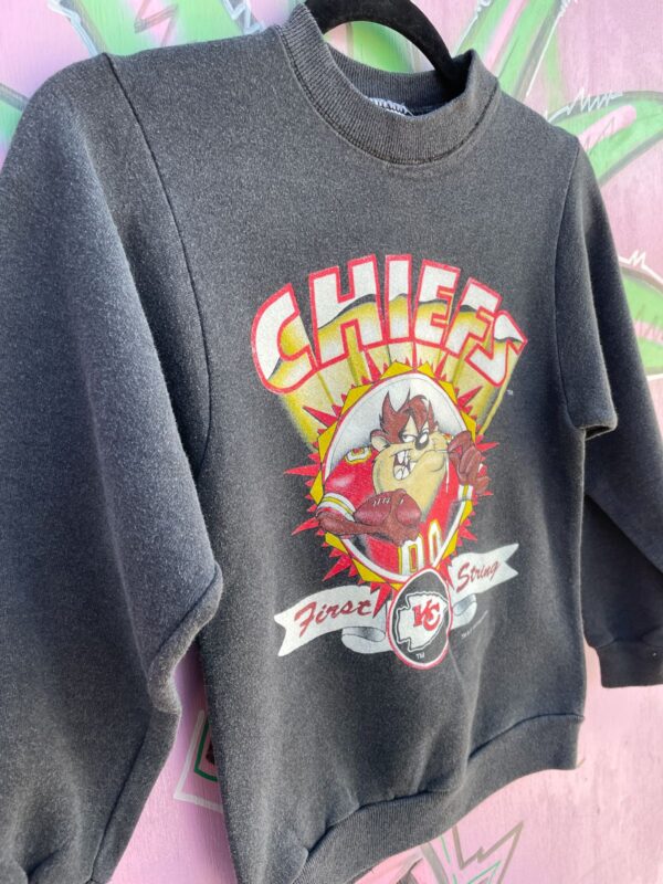 KIDS TAZ KANSAS CITY CHIEFS FIRST STRING 1997 GRAPHIC SWEATSHIRT