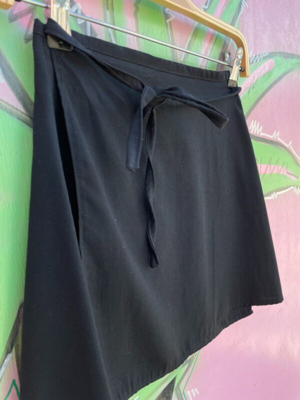 CUTE! 1990S BASIC BLACK RAYON BLEND MINI WRAP SKIRT