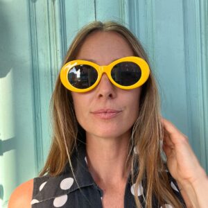 Photo detail:OVAL YELLOW SUNGLASSES BLACK LENSES