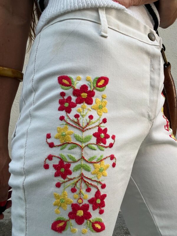 AS-IS *AS IS* ADORABLE!!! 1960S-70S FLORAL EMBROIDERED WHITE BELL BOTTOM JEANS