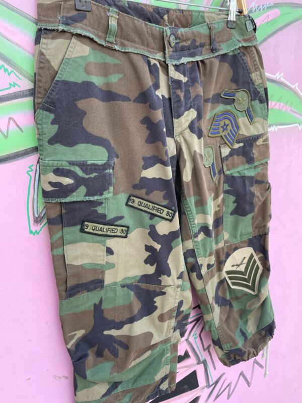 CUTE! Y2K REWORKED CAMO PATCHED DRAWSTRING CAPRI PANTS