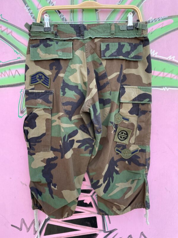 CUTE! Y2K REWORKED CAMO PATCHED DRAWSTRING CAPRI PANTS