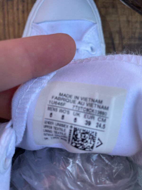 ALL WHITE CONVERSE ALL STAR CHUCK TAYLOR SNEAKERS